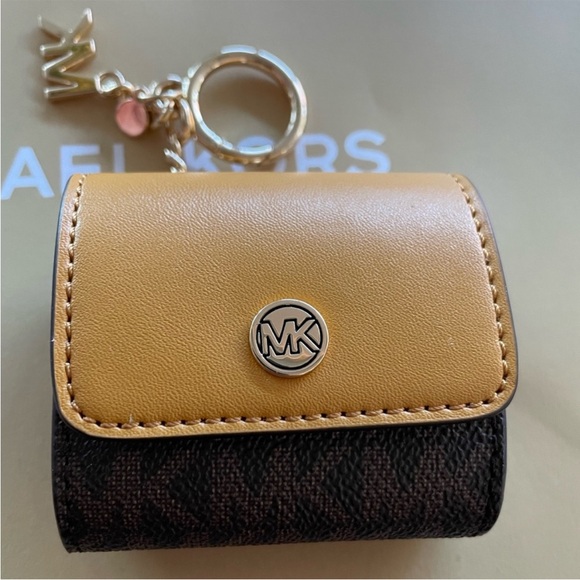 New with tags. Michael Kors case for iPods - Picture 2 of 6